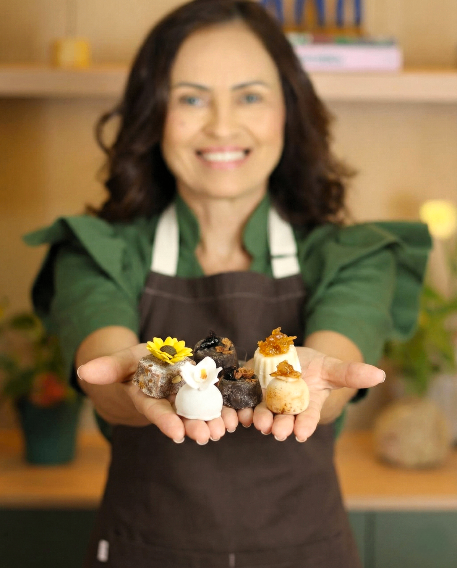 Prof. Gi Carvalho segurando brigadeiros regionais